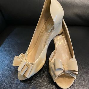 Women’s bow toe J. Renee dress shoes, size 8.